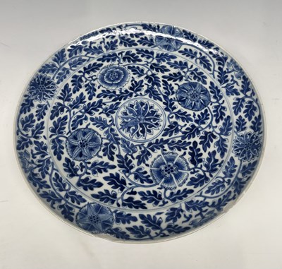 Lot 126 - A Chinese porcelain blue and white plate,...