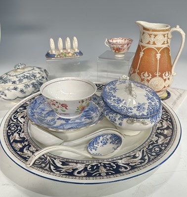 Lot 73 - A large Wedgewood 'Florentine' charger, a...
