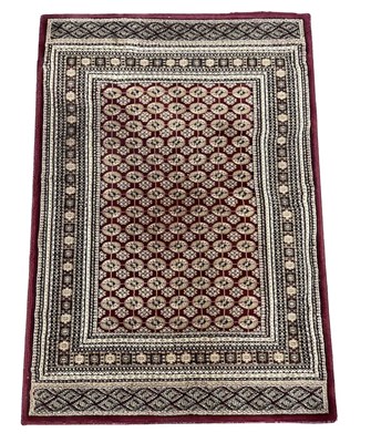 Lot 576 - A wool Kashan type carpet or rug in reds,...