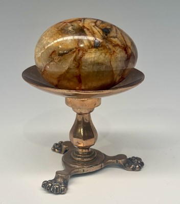 Lot 152 - A carved fluorspar type egg, together with a...