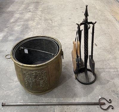 Lot 164 - A large brass coal scuttle/jardiniere/planter,...