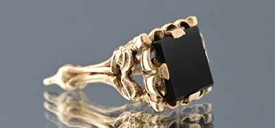 Lot 388 - A 9ct gold onyx fob