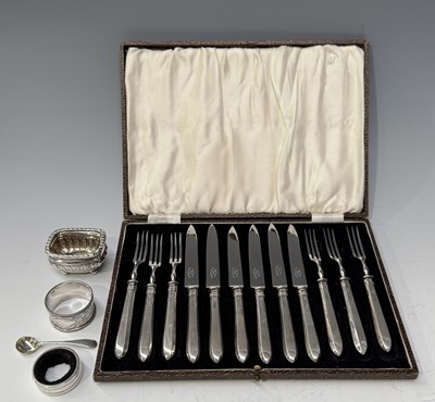 Lot 217 - A cased set of silver handled fruit eaters,...