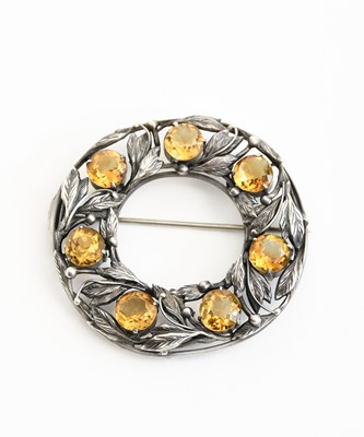 Lot 578 - A silver wreath brooch in the manner of...