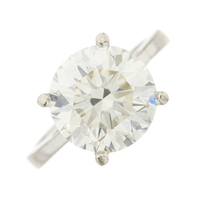 Lot 127 - A brilliant-cut diamond single-stone ring