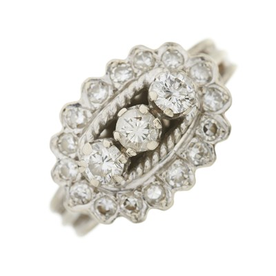 Lot 134 - A brilliant-cut and single-cut diamond cluster ring