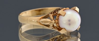 Lot 428 - A cultured pearl single-stone ring