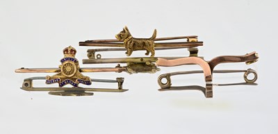 Lot 464 - Three early 20th century 9ct gold bar brooches
