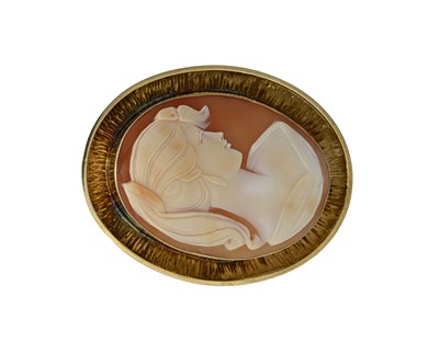 Lot 427 - A 9ct gold cameo brooch