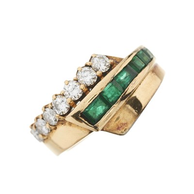 Lot 76 - An emerald and brilliant-cut diamond crossover dress ring