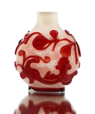 Lot 110 - A Chinese cameo glass snuff bottle, Qianlong...