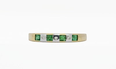 Lot 402 - An emerald and brilliant-cut diamond half eternity ring
