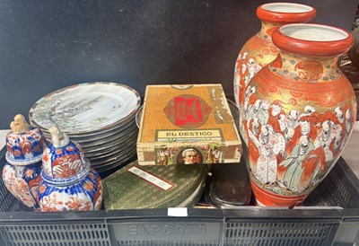 Lot 14 - A collection of Asian porcelain to include...