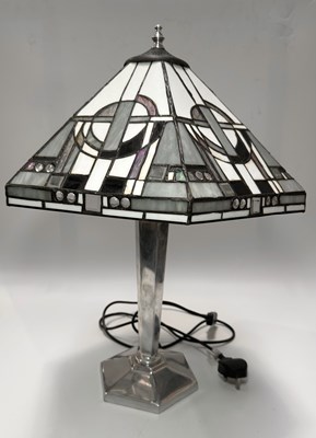 Lot 37 - A 1900 Metropolitan Tiffany table lamp in the...