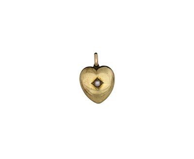 Lot 400 - An early 20th century gold split pearl heart locket pendant