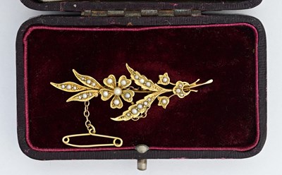 Lot 433 - An Edwardian 15ct gold split pearl floral spray brooch