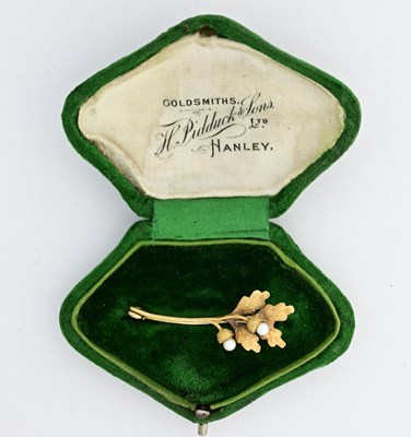 Lot 423 - An Edwardian 15ct gold seed pearl acorn brooch