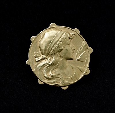 Lot 2 - An early 20th century 15ct gold brooch