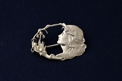 Lot 1 - An Art Nouveau gold openwork brooch