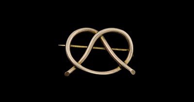 Lot 379 - An early 20th century 9ct gold Staffordshire knot brooch