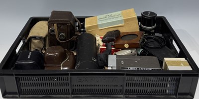 Lot 47 - A collection of cameras and accessories to...