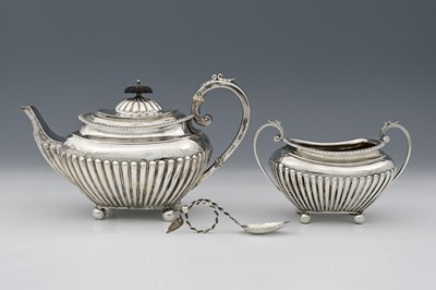Lot 263 - An Edwardian silver teapot and sugar bowl, by...