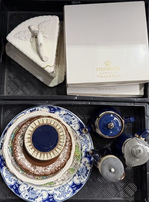 Lot 9 - A collection of English and European ceramics...