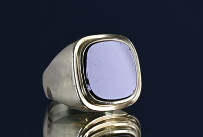 Lot 368 - An onyx signet ring