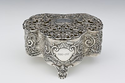 Lot 269 - An Edwardian silver casket, by Goldsmiths &...