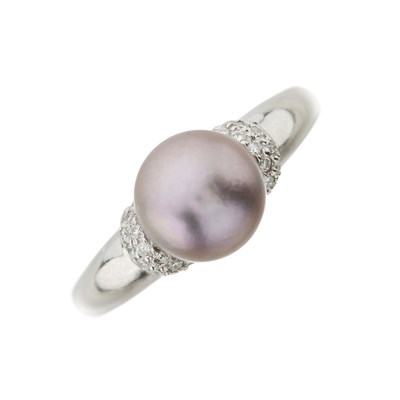 Lot 87 - An 18ct gold cultured pearl and brilliant-cut diamond ring