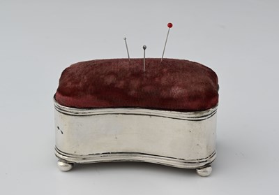 Lot 75 - An Edwardian silver combination ring box and...