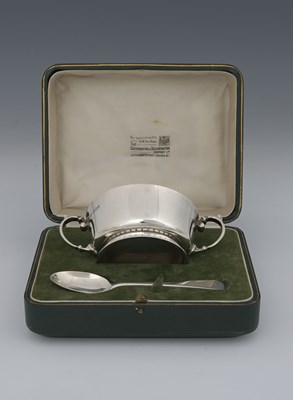 Lot 238 - A George V cased silver bowl and spoon, by...