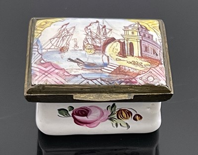 Lot 461 - A Bilston enamelled patch box, circa 1785,...