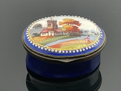 Lot 462 - A Bilston enamelled patch box, circa 1790,...