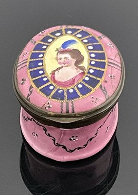 Lot 463 - A Bilston enamelled patch box, circa 1780,...