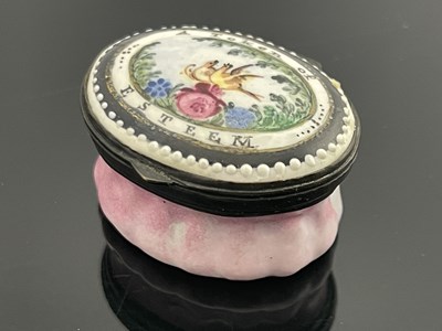 Lot 464 - A Bilston enamelled patch box, circa 1780,...