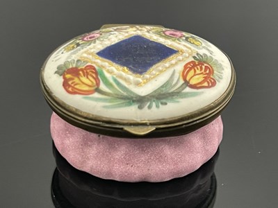 Lot 465 - A Bilston enamelled patch box, circa 1780,...