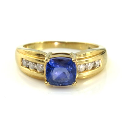 Lot 198 - 18ct gold tanzanite and diamond ring, size M 1/2