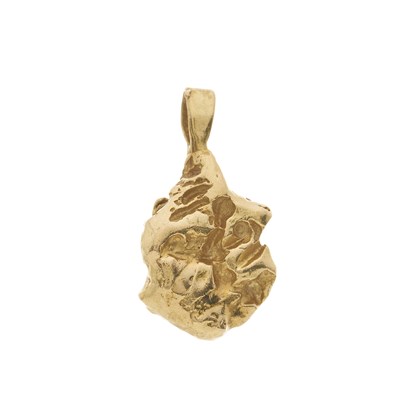 Lot 26 - An 18ct gold nugget pendant
