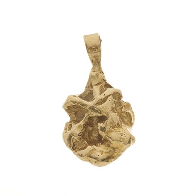 Lot 26 - An 18ct gold nugget pendant