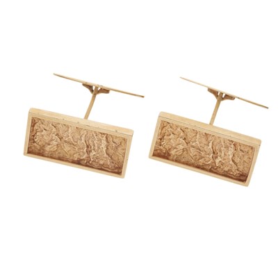 Lot 175 - A pair of 14ct gold textured cufflinks