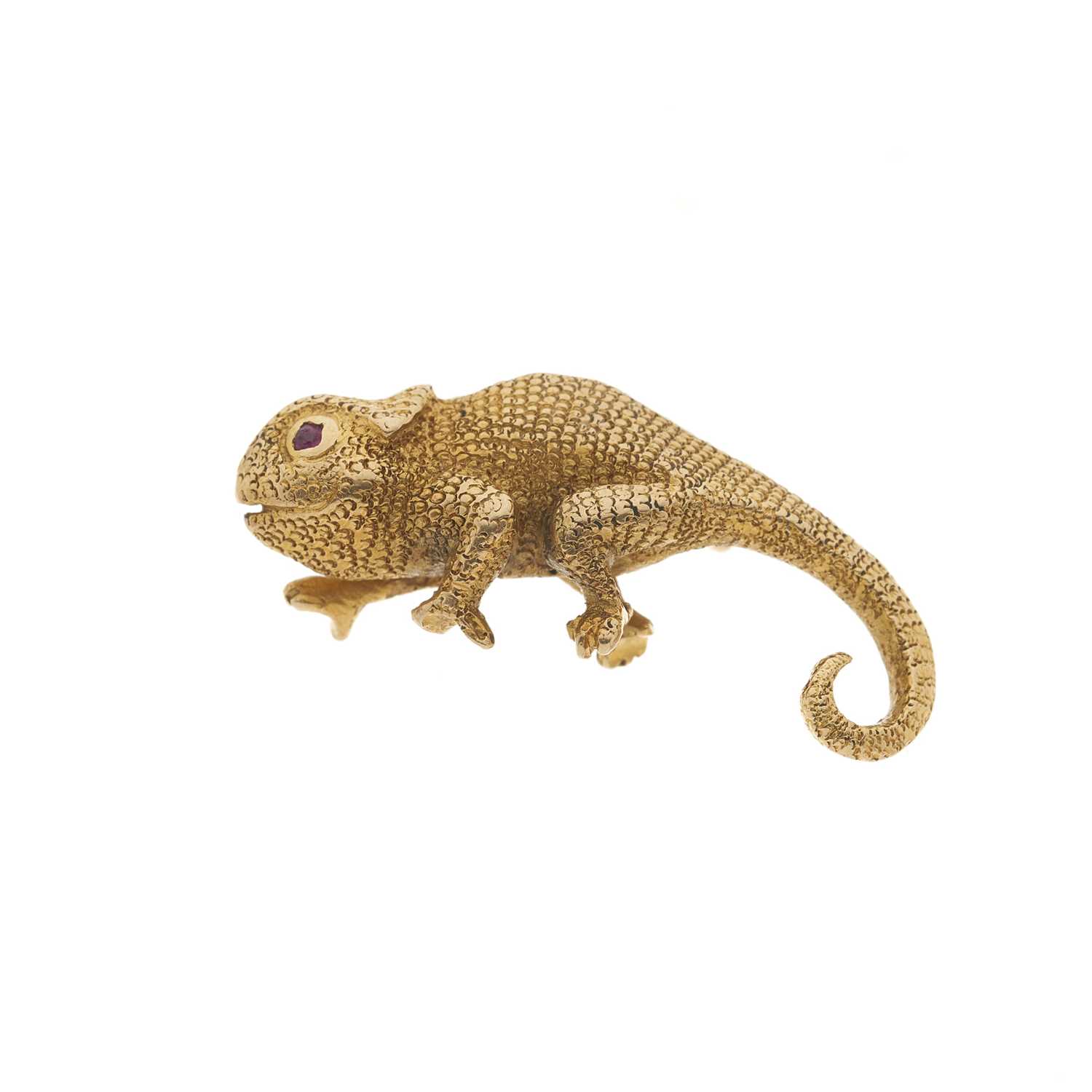 Lot 1 - An early 20th century gold chameleon brooch