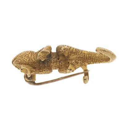 Lot 1 - An early 20th century gold chameleon brooch