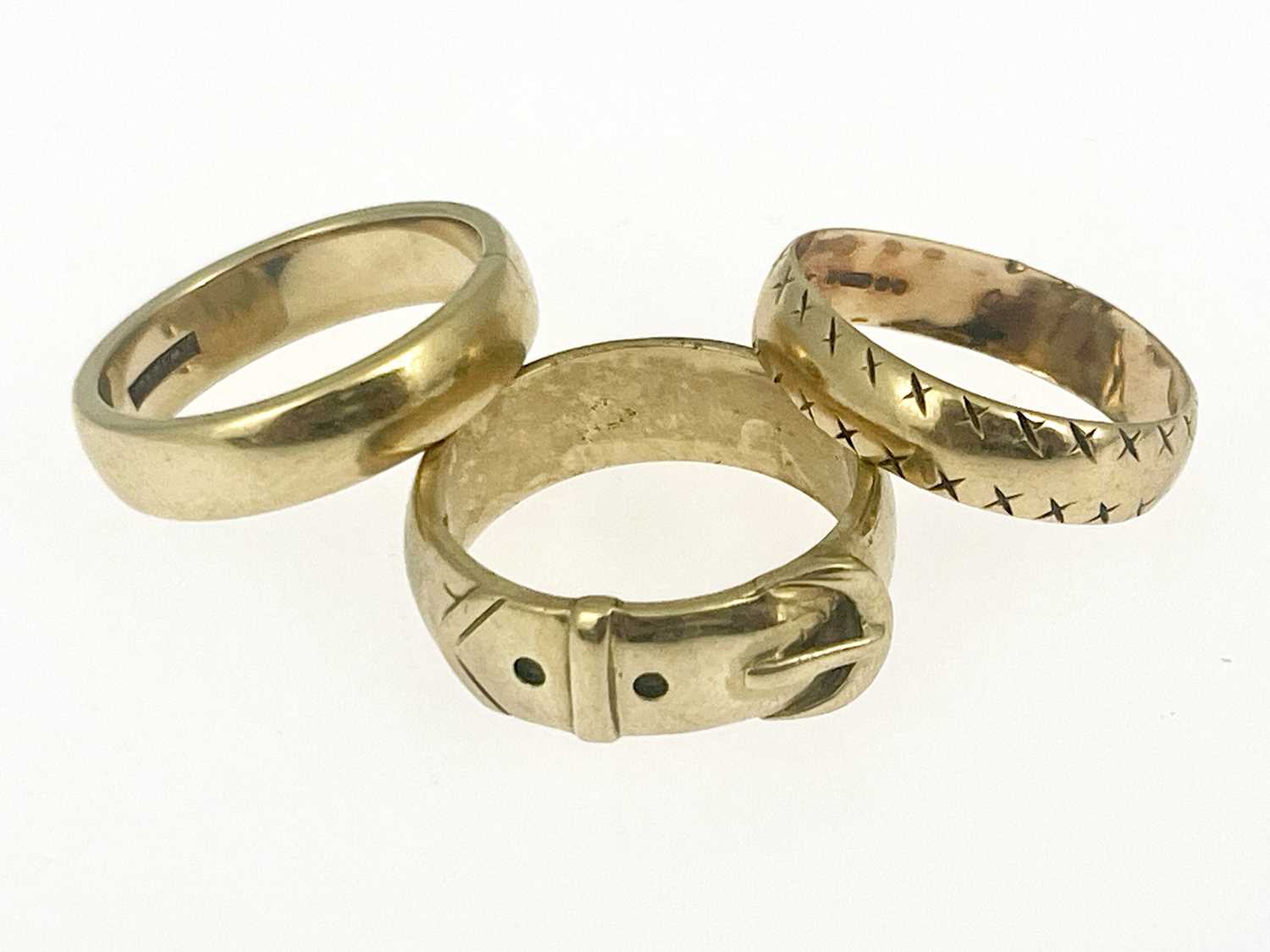 Lot 6 - Three 9 carat gold rings and wedding bands,...