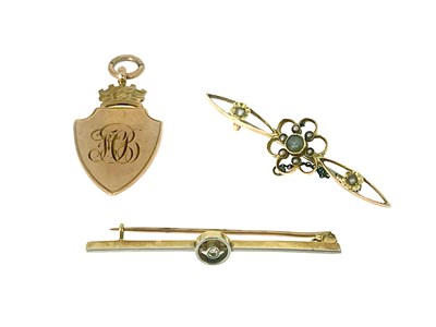 Lot 14 - A 15 carat gold gem set bar brooch, open...