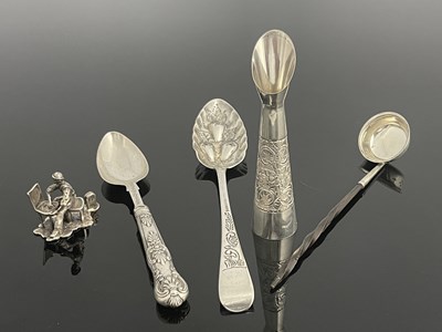 Lot 289 - A group of silver items to include a Victorian...