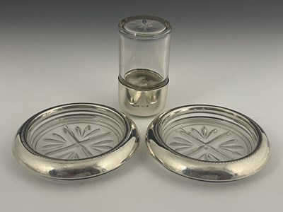 Lot 105 - An Edwardian silver mounted glass smelling...