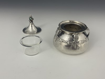 Lot 27 - An Edwardian Arts and Crafts silver inkwell,...