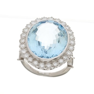 Lot 31 - An 18ct gold aquamarine and diamond cocktail ring