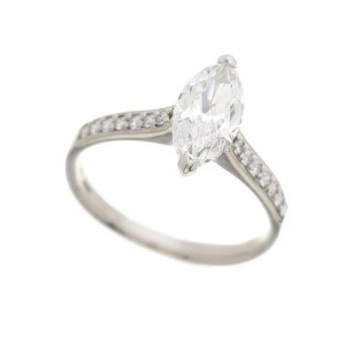 Lot 39 - A platinum diamond single-stone ring